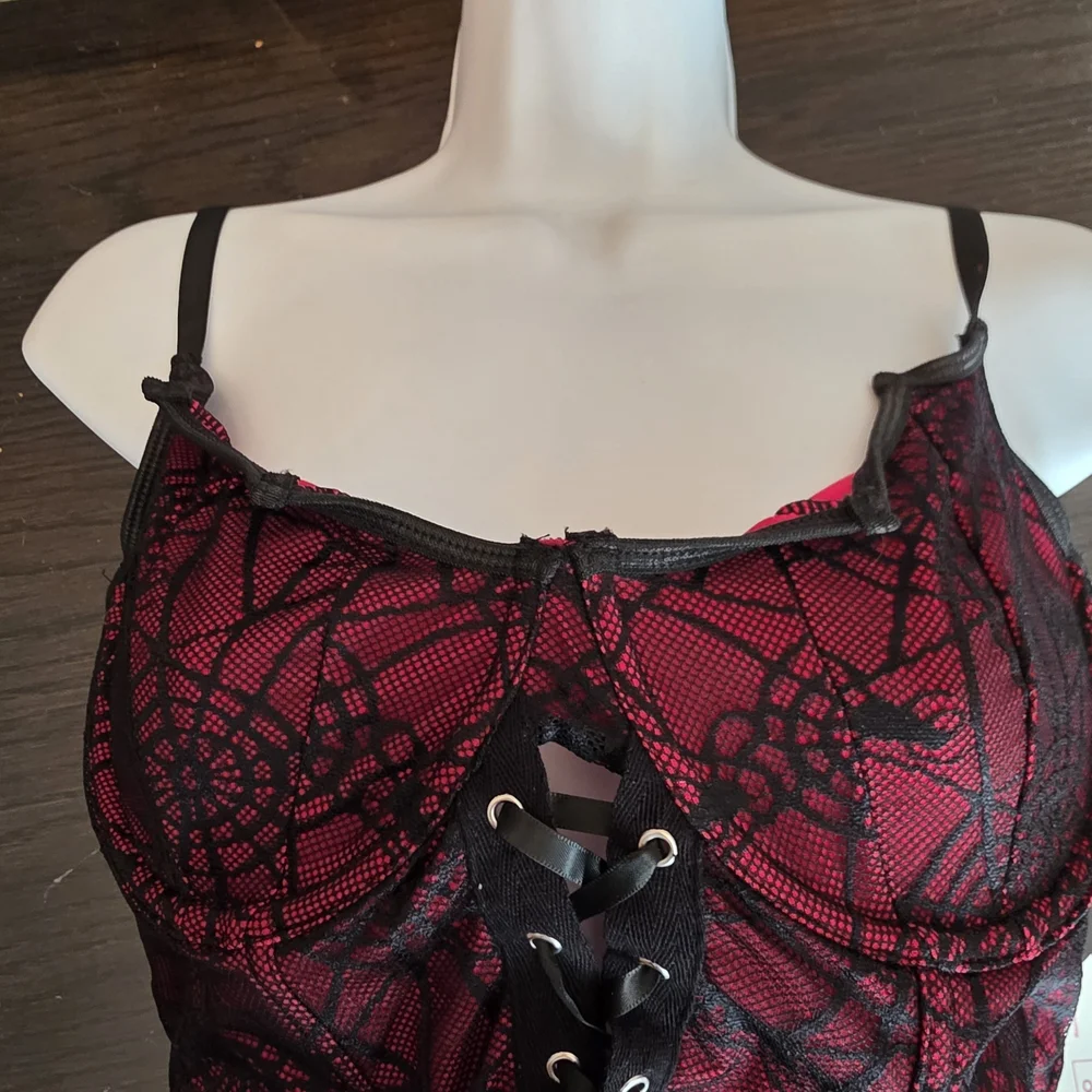 Black and Red Lace-Up Crop Top - Picture 4 of 8